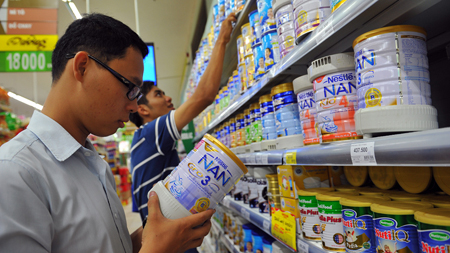 Nhiều phụ huynh lo lắng khi nhiều mặt hàng sữa nhập khẩu liên tục tăng giá từ đầu năm đến nay.
